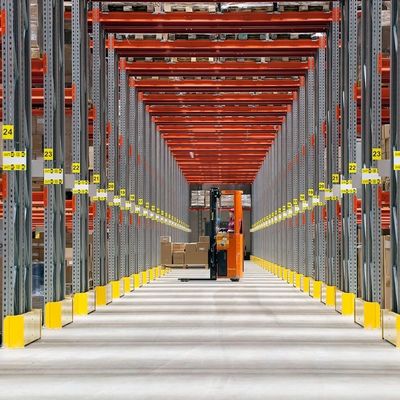 Estantes de almacenamiento de seguridad, estanterías industriales, pallets.